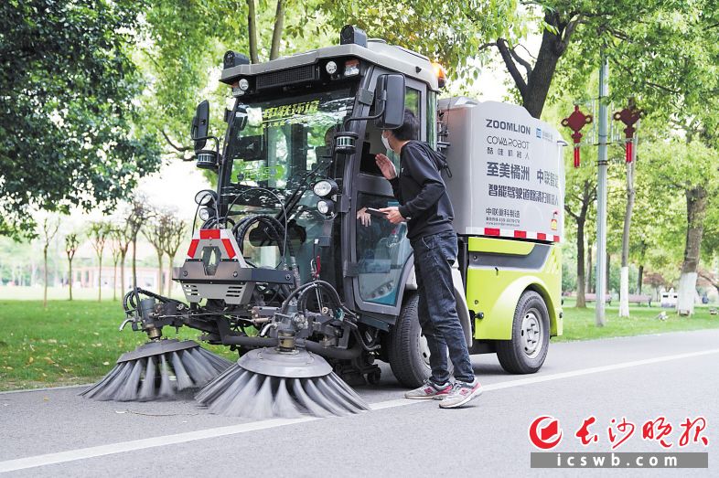 橘子洲景区使用的智能环卫装备。未来结合5G网络，该装备运行将更稳定更灵活。长沙晚报全媒体记者 邓迪 摄