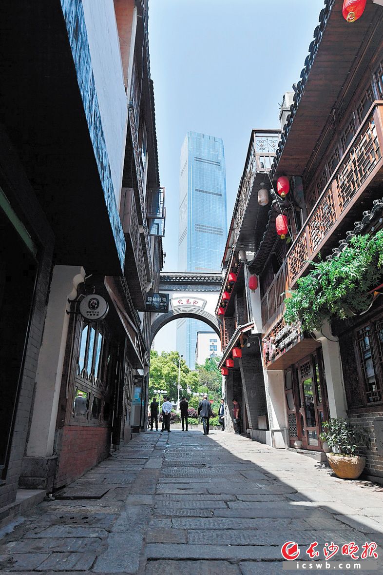 化龙池项目紧邻黄兴南路步行商业街，是长沙中心城区一处历史底蕴深厚的老街巷。项目把宜居惠民、文脉延续放在首位，以工匠精神、绣花功夫推进项目实施，达到保护历史文化、彰显城市个性、发展特色产业、放大群众利益、促进和谐稳定的良好效果。