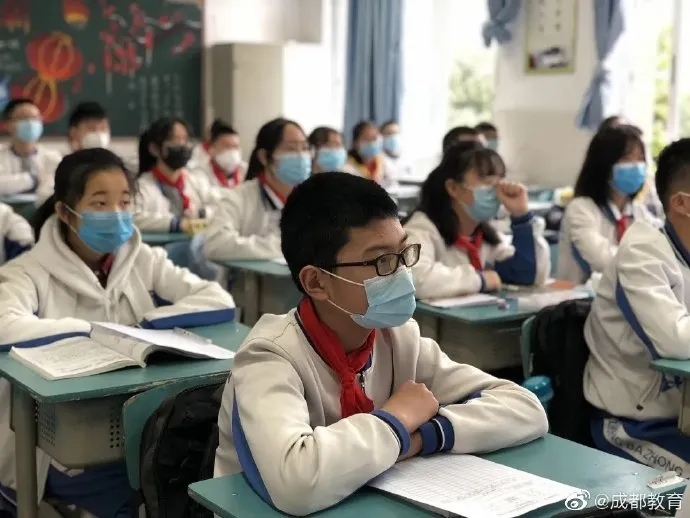 4月13日，全市高二、初二年级迎来开学。图据@成都教育