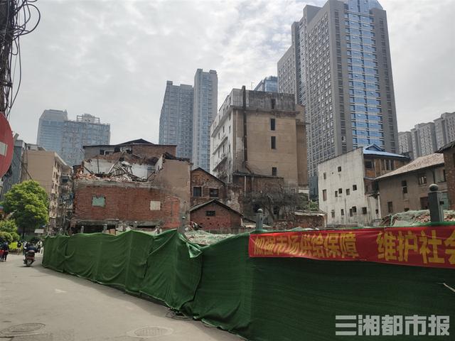 （拆迁中的黄泥街）
