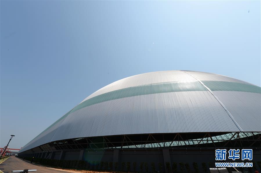 这是4月16日拍摄的湖南岳阳全封闭“胶囊”形散货大棚。