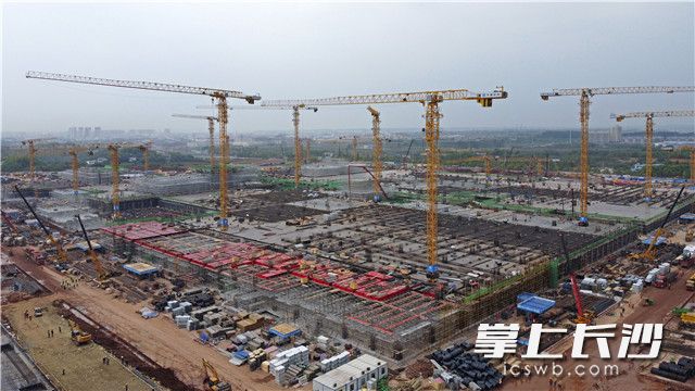 在长沙惠科项目主厂房施工现场，5000名工人和500台机械设备奋战正酣，项目预计7月底实现主体封顶。均为长沙晚报全媒体记者 王志伟 摄
