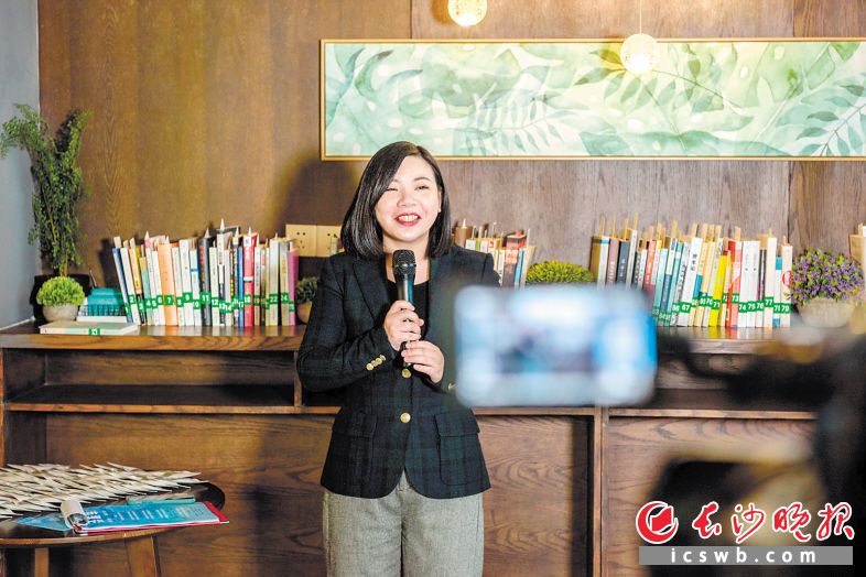 “书香岳麓 文化行走”世界读书日主题活动以新颖的网络直播方式进行。　　长沙晚报全媒体记者 陈飞 摄