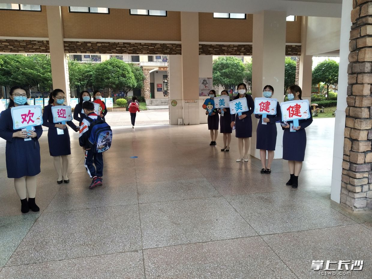 9位班主任老师在校门口迎接自己的学生。均为长沙晚报全媒体记者 陈良 摄