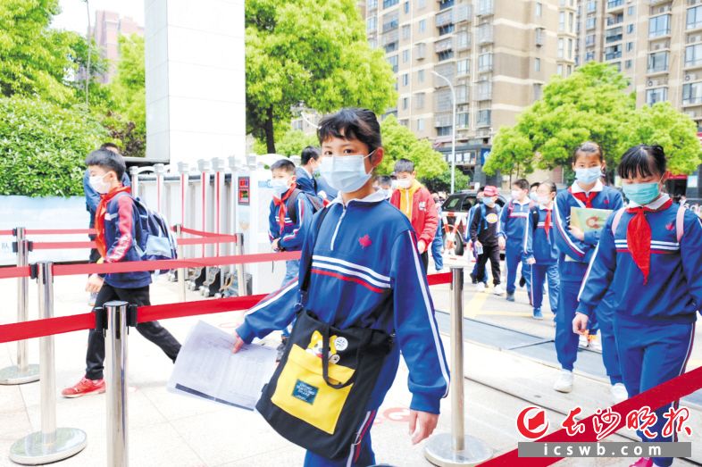 25日，长沙市雨花区枫树山大桥小学高年级学复学，学生戴着口罩有序进入校园。长沙晚报全媒体记者 邹麟 通讯员 李华英 摄影报道