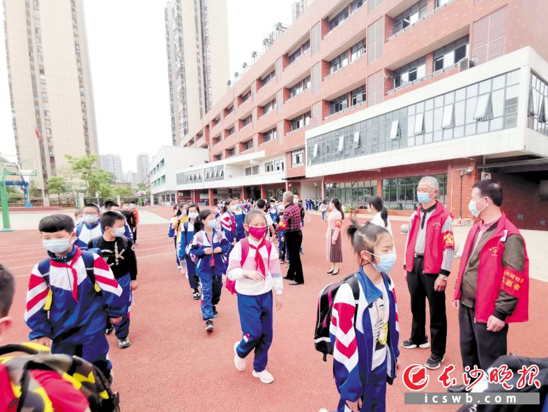 伍家岭街道浏阳河社区组织30名志愿者组成“护学岗”，助力小学复学。 长沙晚报全媒体记者 贺文兵 通讯员 沈静 摄影报道