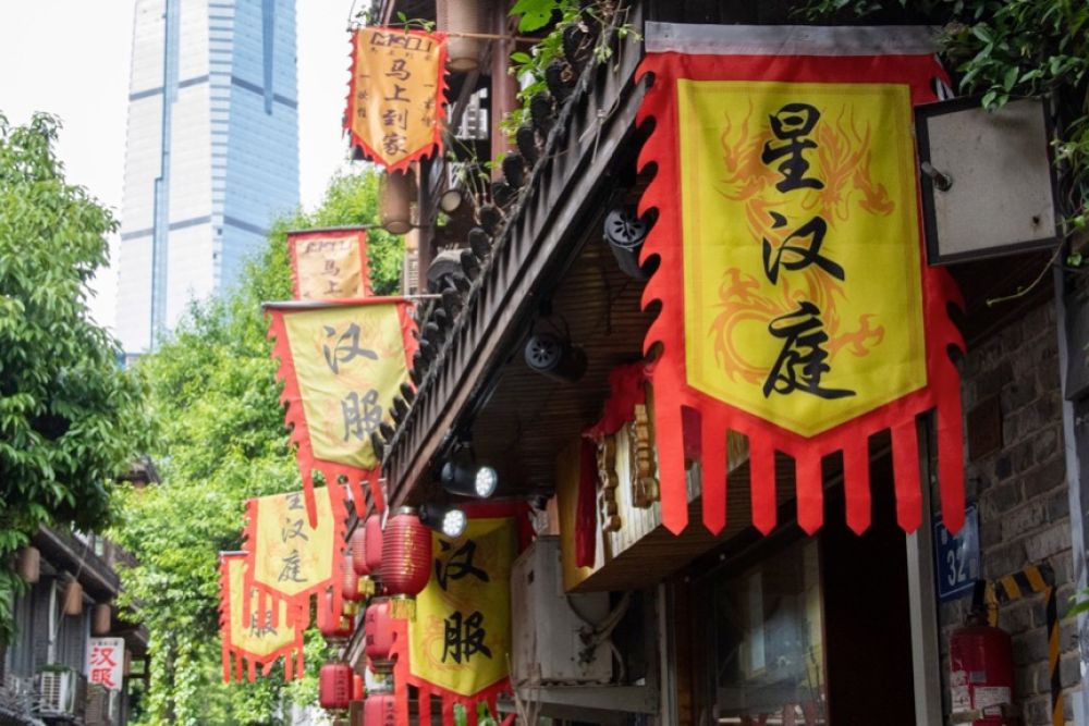 ↑图为位于都正街上的“星汉庭”汉服店（4月25日摄）。