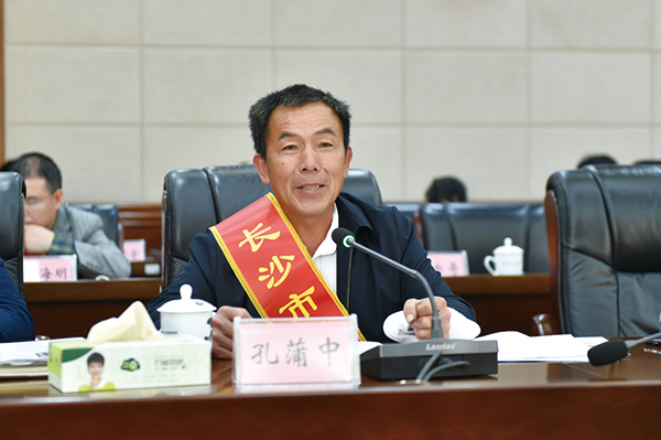 4月28日，浏阳召开庆祝五一国际劳动节劳模和职工座谈会，孔蒲中在会上讲述了自己的奋斗故事。邓霞林摄