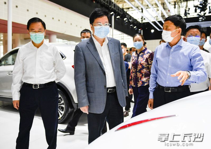 今天上午，省委常委、市委书记胡衡华到湖南国际会展中心观展2020湖南车展。长沙晚报全媒体记者 余劭劼 摄