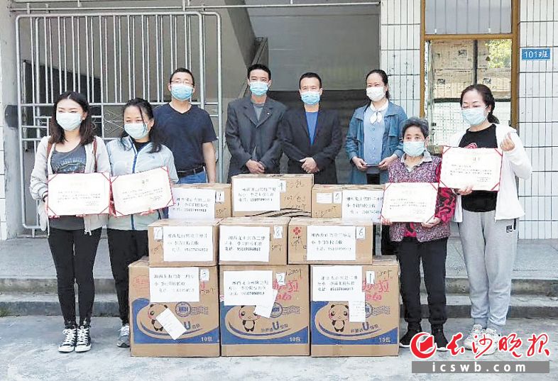 汤卫红(左二)和女儿(左一)、妈妈(右二)、姐姐(右一)将防疫物资捐赠给三塘小学。受访者供图 汤卫红(左二)和女儿(左一)、妈妈(右二)、姐姐(右一)将防疫物资捐赠给三塘小学。受访者供图