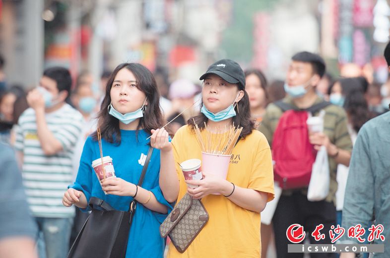 太平街上聚集了湖南各地的特色小吃，成为游客来长沙必到的打卡地之一。长沙晚报全媒体记者 邹麟 摄