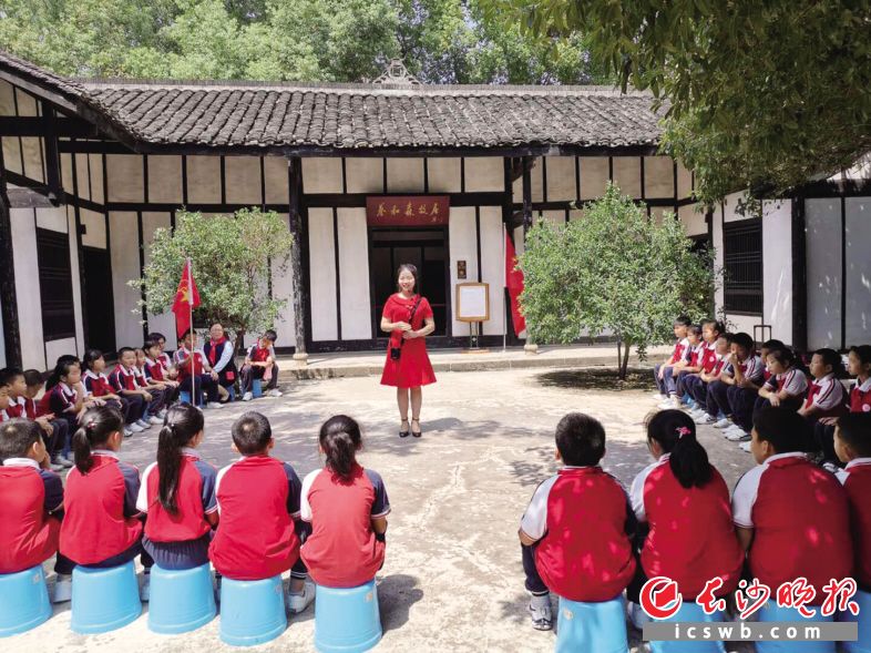 2019年9月19日，在新民学会旧址，“向日葵姐姐”何平对新民小学50余名青少年进行宣讲。 市文明办供图
