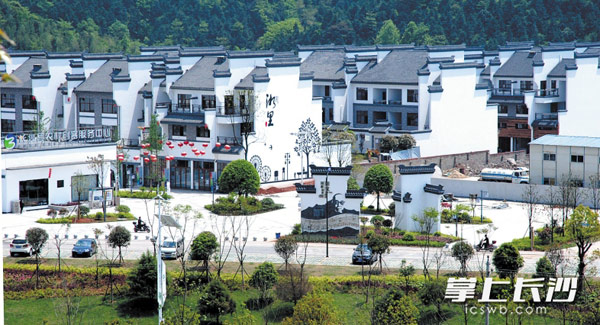 昔日贫困村浔龙河村，如今变成特色小城镇景区