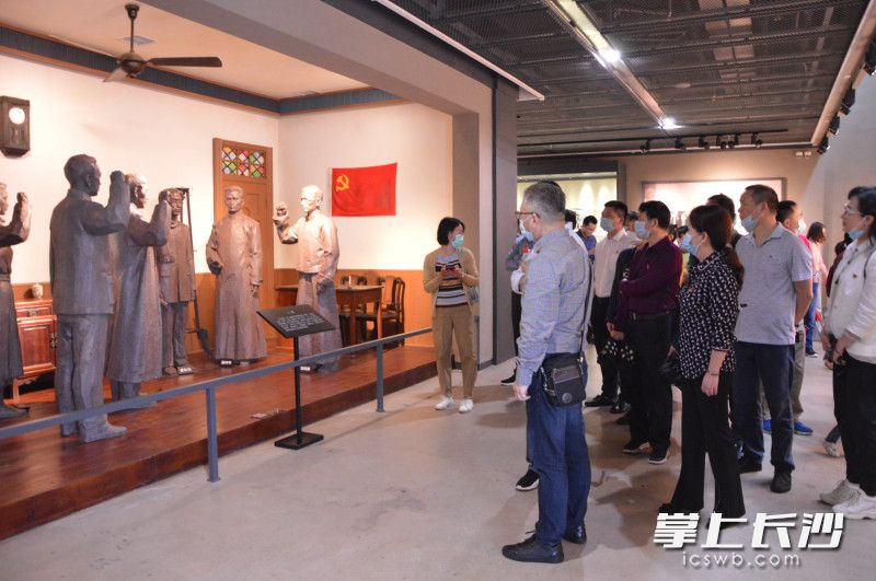 5月9日，长沙市住建局来到长沙县果园镇，开展“农村危改有成效，精准扶贫共助力”主题党日活动，参观红色文化基地田汉文化园，打卡特色小城镇浔龙河村，慰问当地危房改造群众。均为长沙晚报全媒体记者 陈焕明 通讯员 肖日凡 铁雅梨 摄影报道