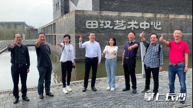 市住建局党组书记、局长王伟胜（左四）和党员干部邀请广大市民到长沙周边特色小城镇来旅游