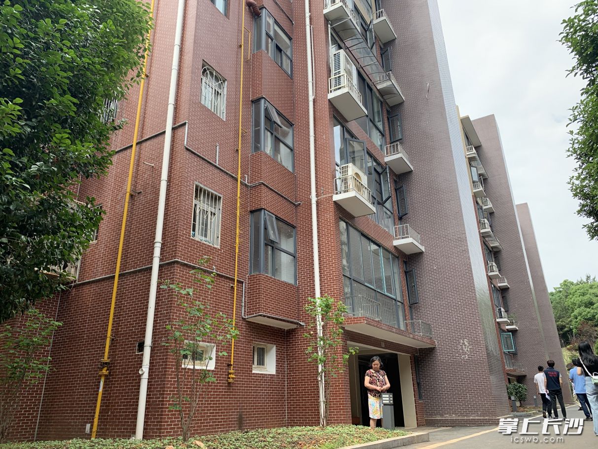 加装了电梯，位于雨花区洞井街道南庭社区的红叶小区环境大变样。长沙晚报全媒体记者 陈焕明 摄
