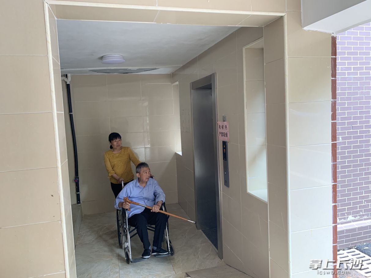 加装电梯后，老百姓上下楼更方便。长沙晚报全媒体记者陈焕明 摄