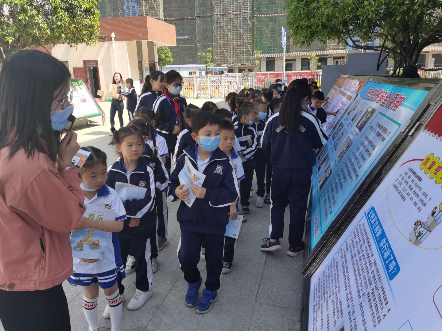 参与活动、观看各类知识展板的师生