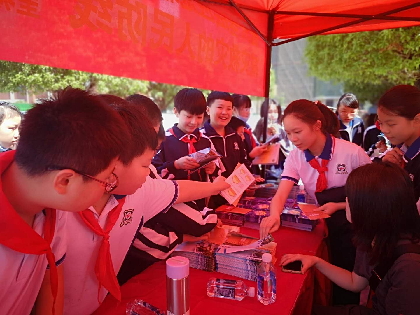 发放宣传手册及科普读本的志愿者