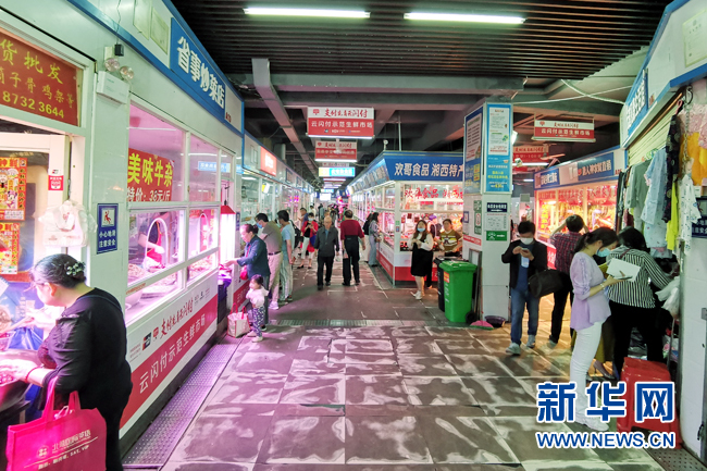 经过农贸市场提质后的长沙市开福区荷花池生鲜市场。