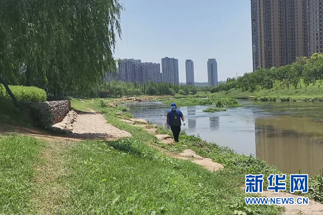 长沙市雨花区圭塘河边，刘常彪正在巡河。