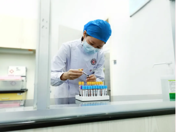 每一项安全、科学、规范的临床试验的背后，都有一套庞大的体系在支撑。长沙晚报通讯员 邵雅琴 供图