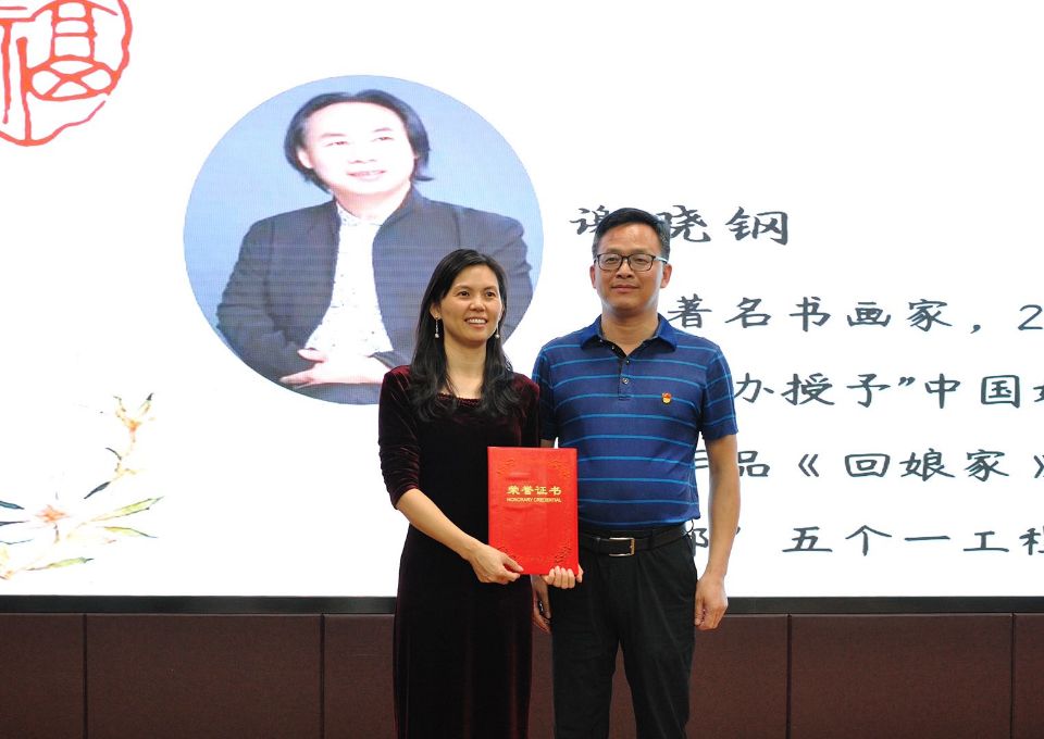 长沙市疾病预防控制中心主任杨人贵代表长沙疾控颁发捐赠荣誉证书。长沙晚报通讯员 刘艳 李莎 供图