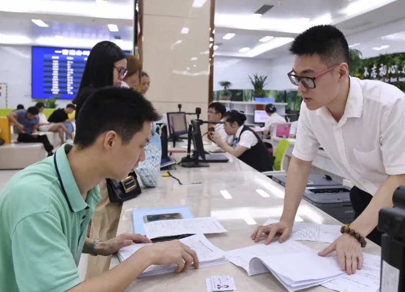 在福建平潭综合实验区行政审批服务中心，工作人员（右）在“一窗通办”窗口向市民介绍公积金贷款办理事项。图源：新华社