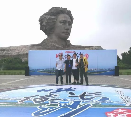 世界华人摄影师与雨花区委宣传部工作人员合影