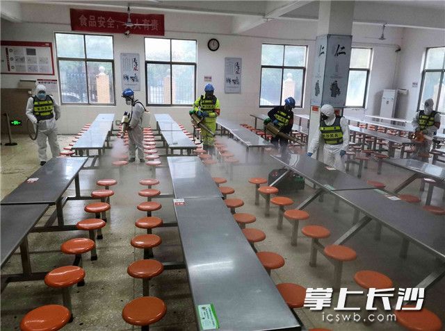 3月9日起，开福区武装部组织出动200多名民兵，联合蓝天救援队志愿者一起，对全区中小学校开展消杀行动。长沙晚报全媒体记者 贺文兵 摄