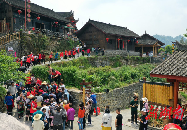 (5月1日，十八洞村迎来了60多人的省内旅游团。2013年以来，该村抢抓国家扶持贫困地区发展乡村旅游的机遇，大力发展乡村旅游，建成了十八洞景区。)