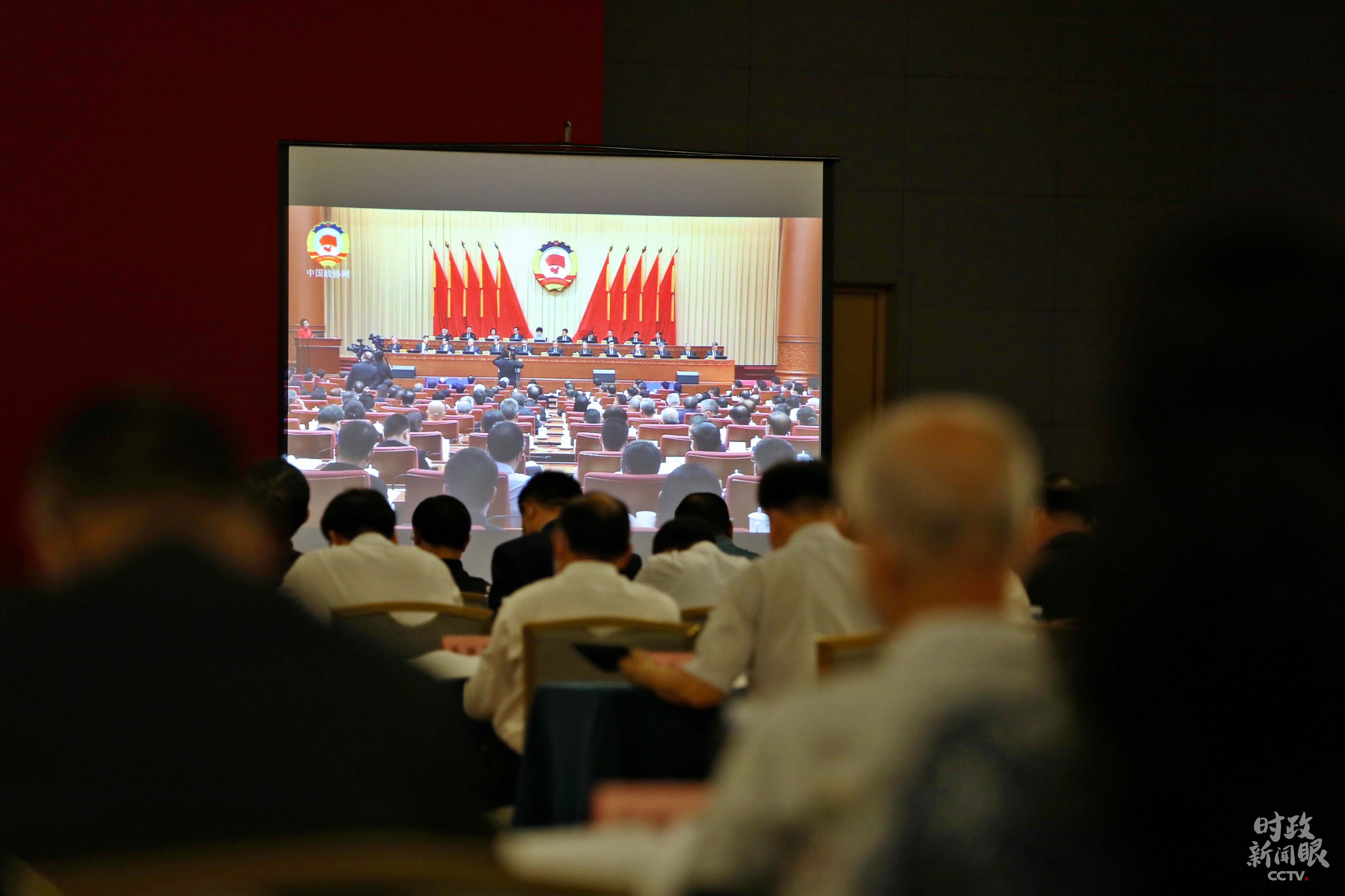 当天大会发言的主会场设在全国政协机关，委员们在各个委员驻地收看视频直播。（总台央视记者魏帮军拍摄）