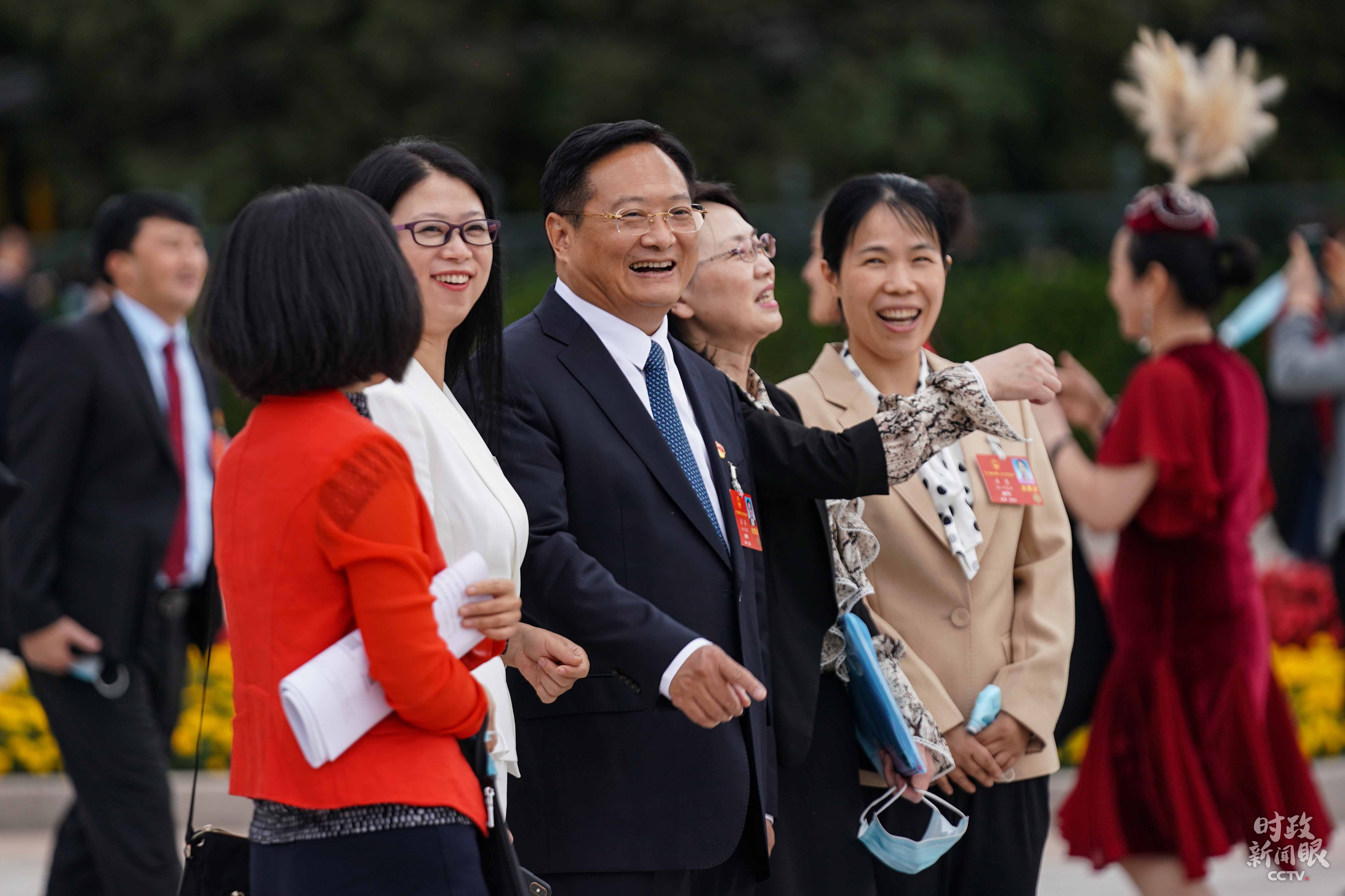 代表们离开大会堂。（总台央视记者程铖、王哈男，国广记者李晋拍摄）