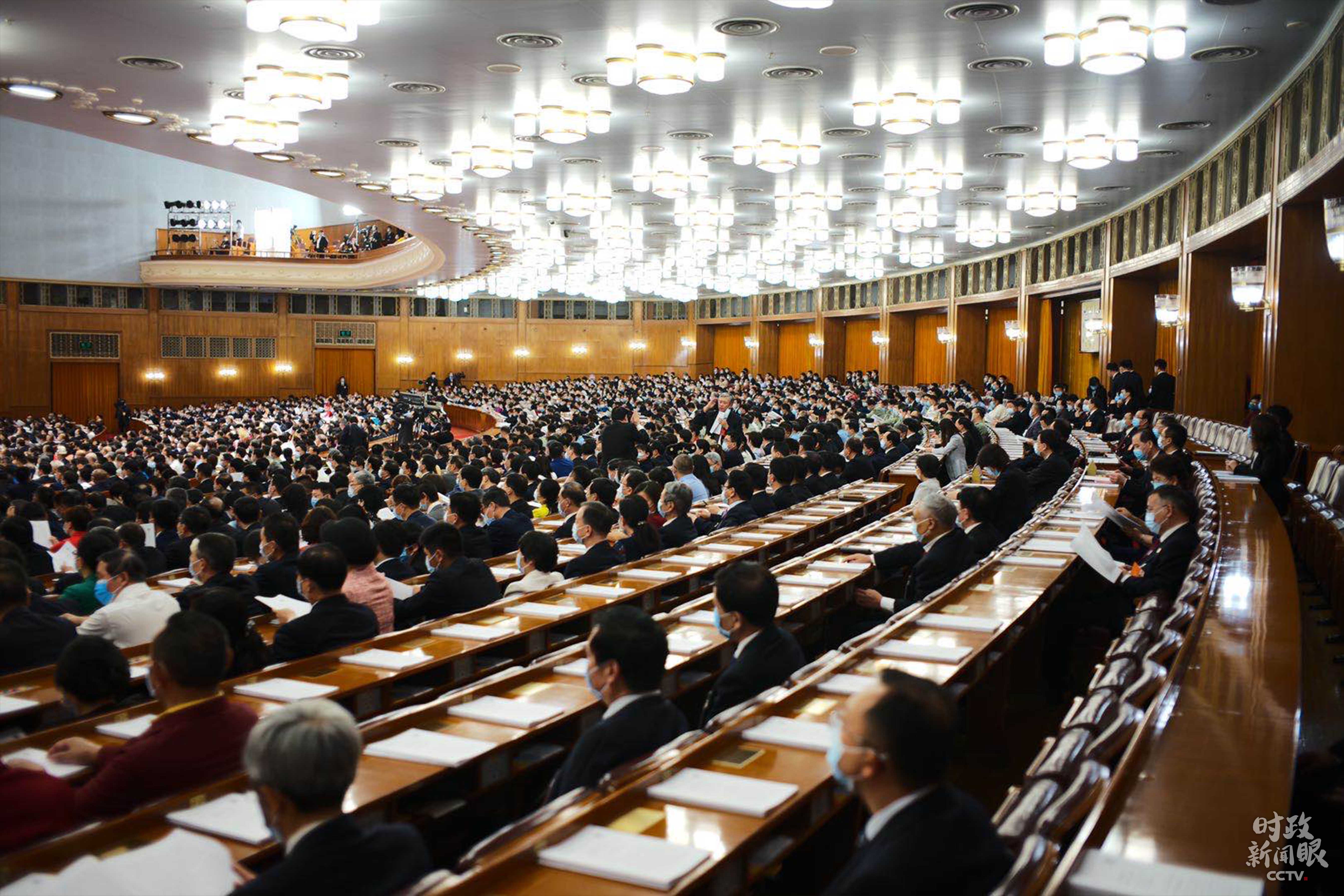 代表们听取和审议全国人大常委会工作报告。（总台央视记者彭汉明拍摄）