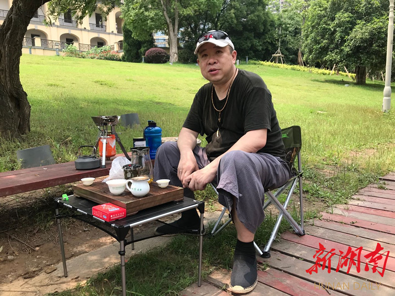 2020年，徐江雷在湘江边接受记者采访。 新湖南客户端·华声在线记者 朱玉文 摄