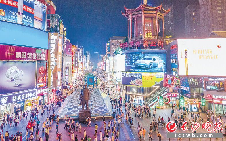 2020年5月16日，黄兴路步行街已经逐渐恢复了往日的勃勃生机。 长沙晚报全媒体记者 李锋 摄