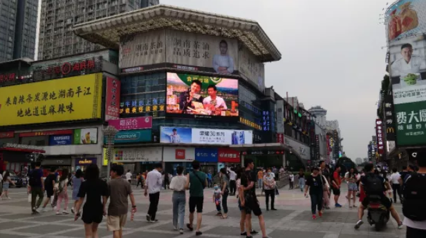 ▲红网时刻LED联播网启动户外同步直播。