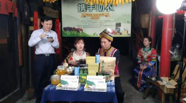 ▲城步苗族自治县委副书记、县长杨博理携女儿走进湘农荟直播间，推介南山牛奶和灯笼辣椒。