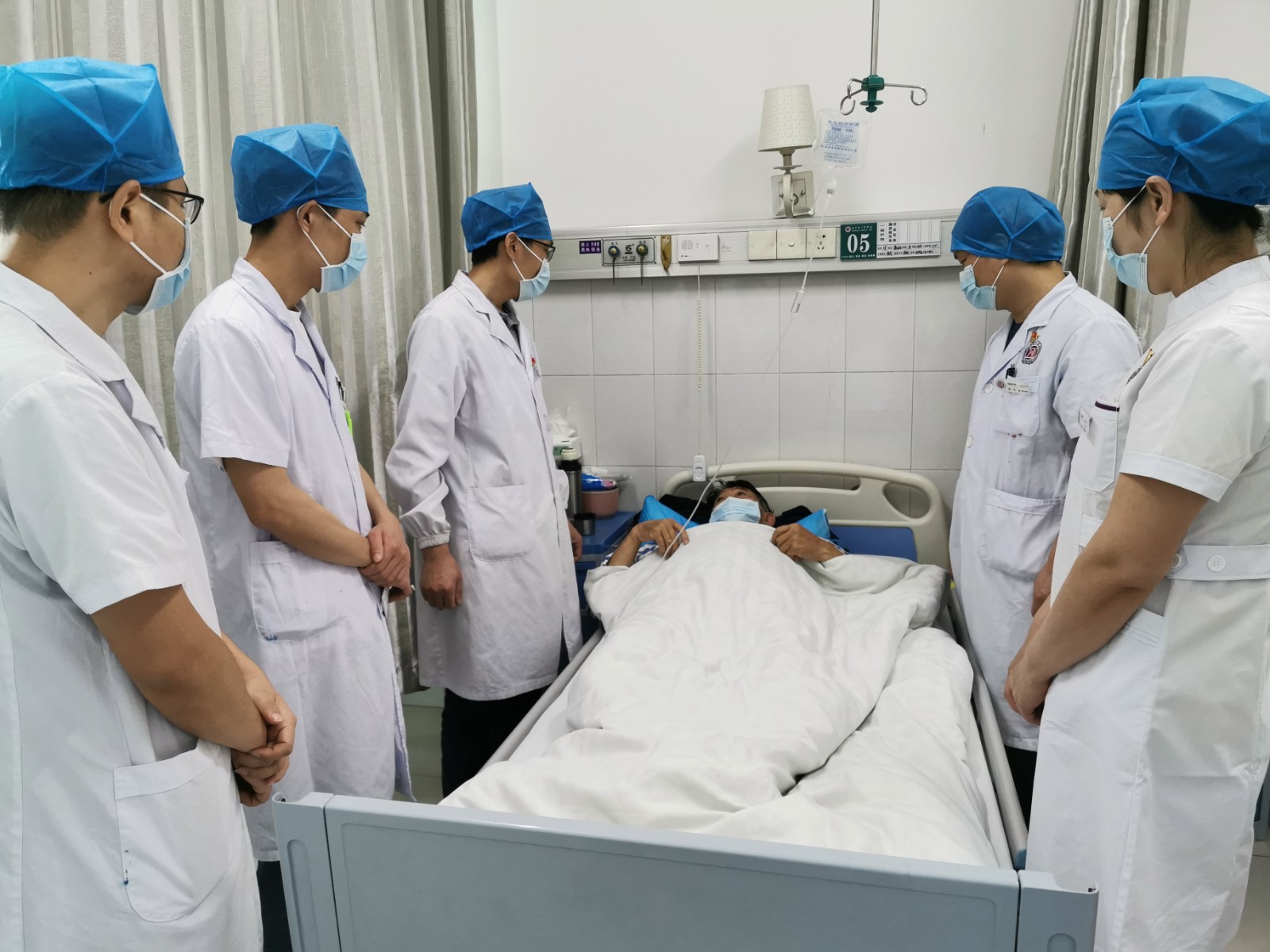 省人民医院的医护团队为患者查房。长沙晚报通讯员 胡薇华 陈昊 张丽 供图