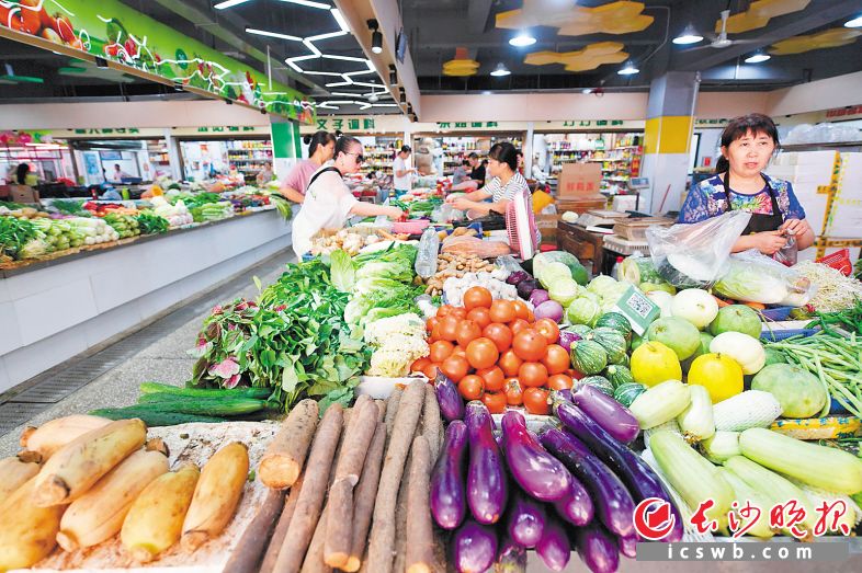 经过提质改造，扫把塘生鲜菜市场焕然一新。长沙晚报全媒体记者 王志伟 摄