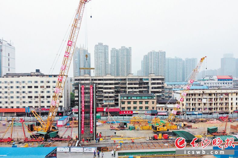湘雅路隧道河东段日前开始地连墙施工，标志着河东段实现主体动工，也意味着该工程河东、河西湘江两岸实现“齐头并进”。长沙晚报全媒体记者 王志伟 摄