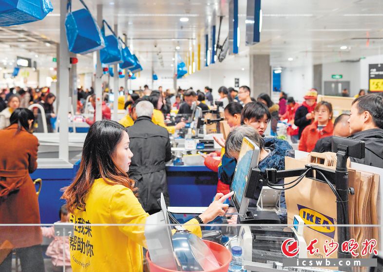 宜家长沙商场内，各种商品深受长沙市民欢迎。长沙晚报全媒体记者 邹麟 摄