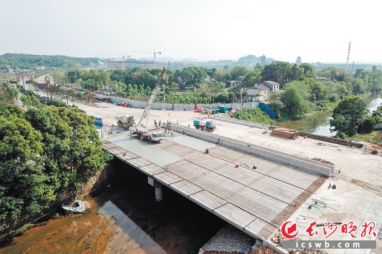 4月26日，望城城投集团湘江大道北延线二期项目施工现场。长沙晚报全媒体记者 王志伟 摄