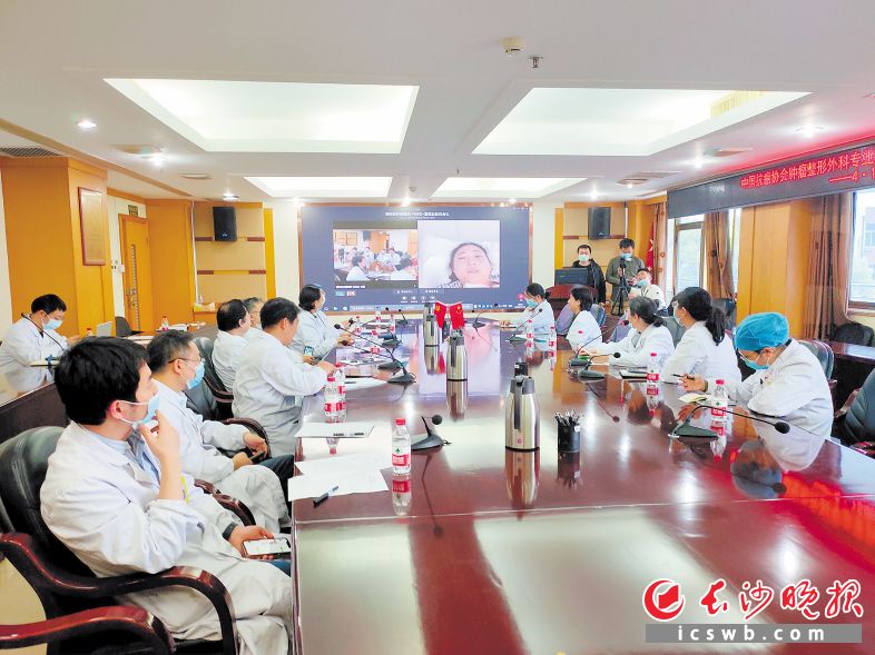 湖南省肿瘤医院的专家团队对远在湘西自治州人民医院的甲状腺癌女患者“云会诊”。长沙晚报全媒体记者 朱炎皇 实习生 邹菁 摄影报道