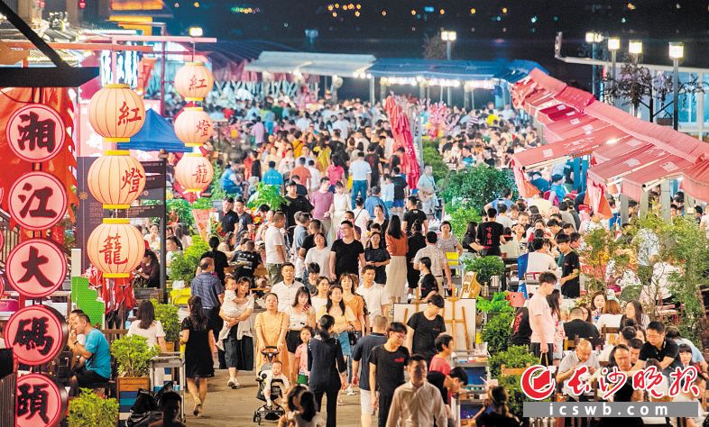 渔人码头，市民们坐在江边品尝美食，烟火味十足。　　长沙晚报全媒体记者 邹麟 摄