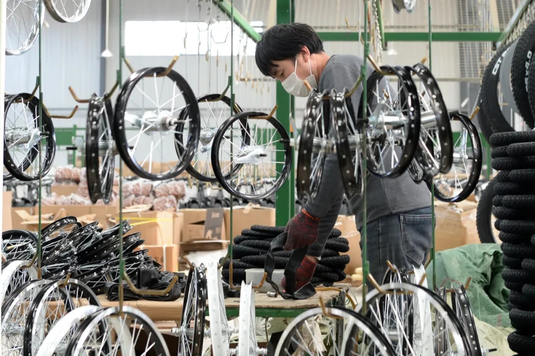3月11日,工人在安徽某自行车生产线上作业(图片来源:新华社 黄博涵 摄) 3月11日,工人在安徽某自行车生产线上作业(图片来源:新华社 黄博涵 摄)