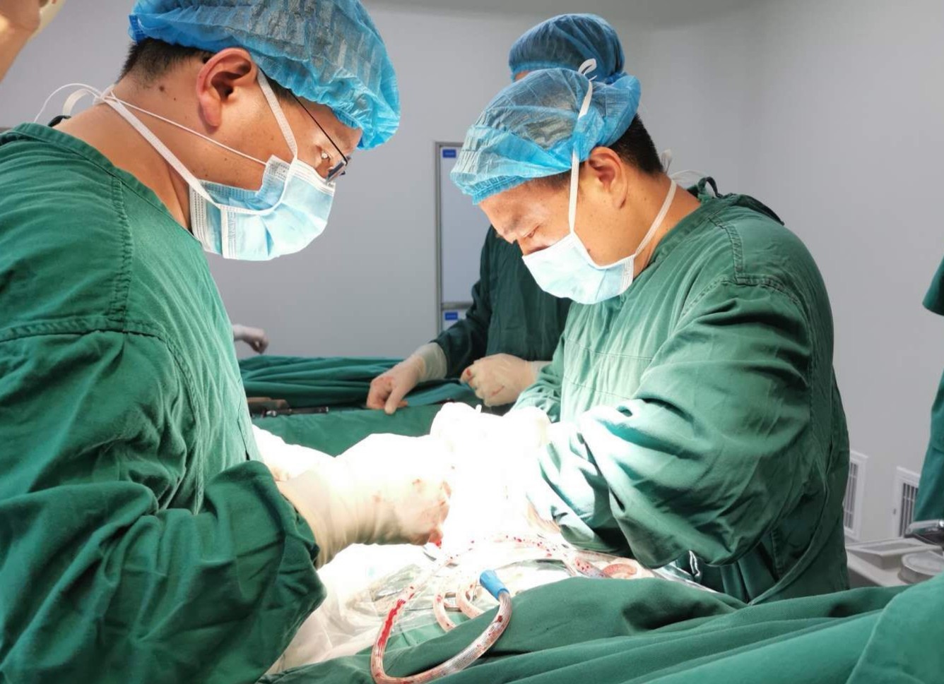 自体血回输是用血液回收装置，将患者体腔积血、手术中失血及术后引流血液进行回收、抗凝、滤过、洗涤等处理，然后回输给患者。医院供图