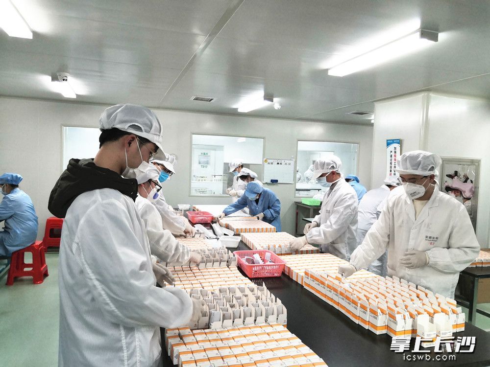 在圣湘生物的车间，技术人员正在赶制新型冠状病毒检测产品。