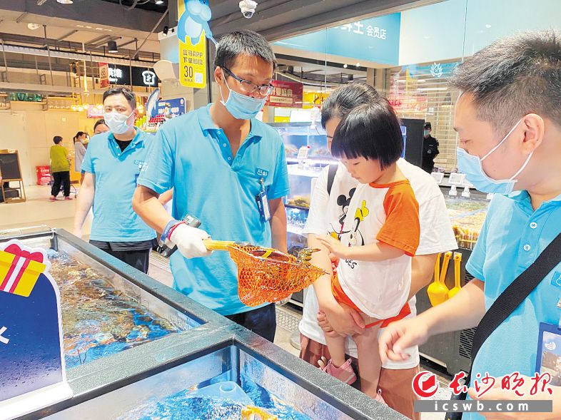 6月16日上午，长沙盒马乐和城店开门迎客，五一商圈的市民住上了“盒区房”。长沙晚报全媒体　　记者 吴鑫矾 摄