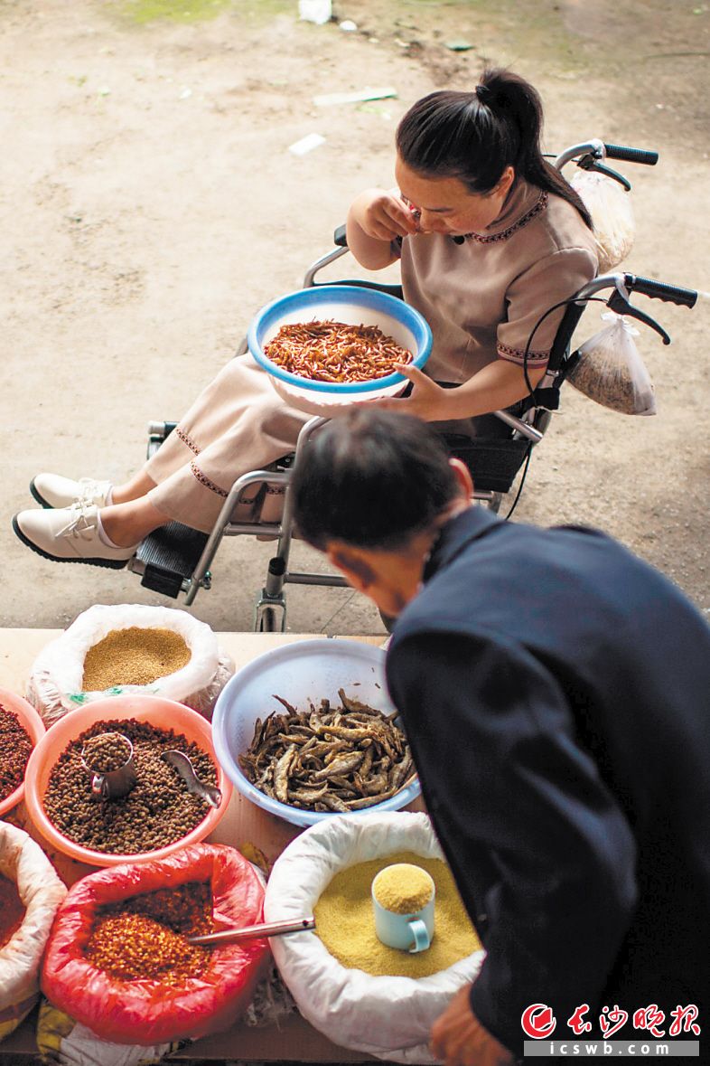 每在集市上遇到好的产品，她都会仔细检查，并交代农户如何进行加工。